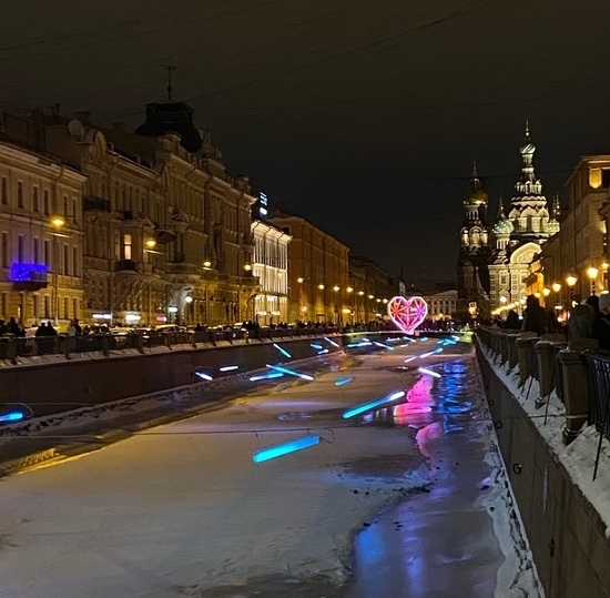 Новый год к нам мчится! Праздничные традиции Петербурга