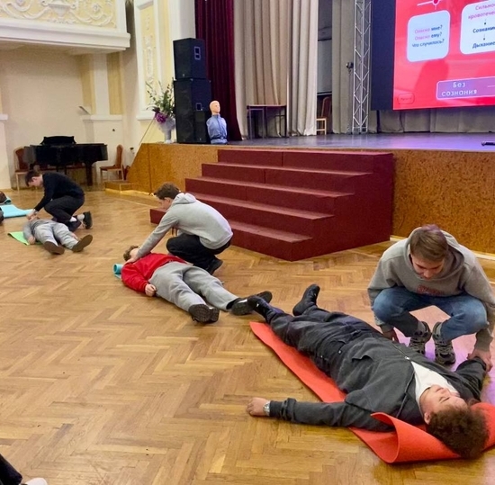 Студенты СПбКТ освоили навыки оказания первой помощи