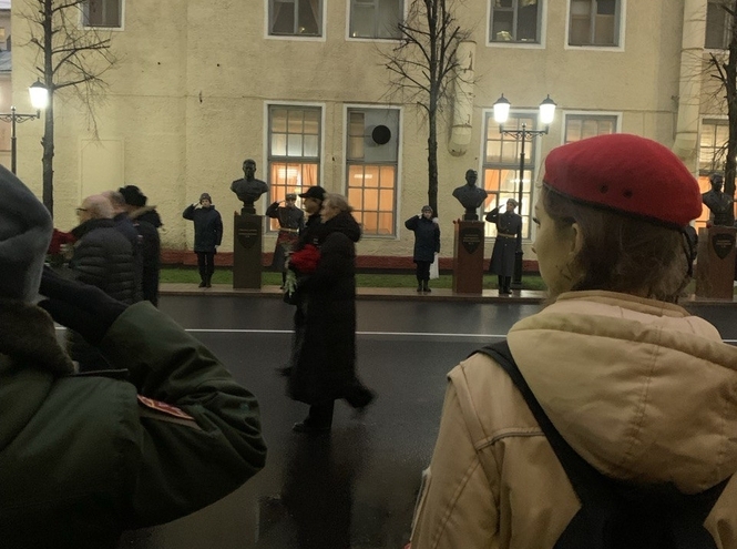 Да здравствуют Отечества Герои