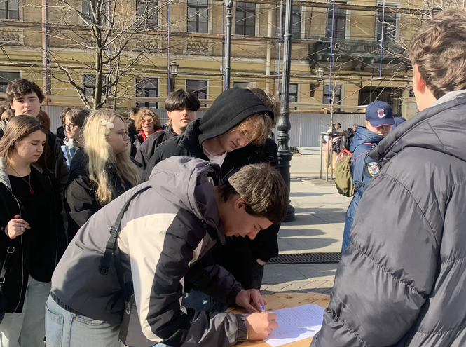 Студенты СПбКТ на патриотической акции «Крым сквозь века».